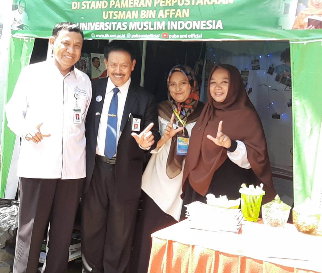 Kepala PERPUSNAS RI saat berkunjung ke stand pameran PUBA UMI
